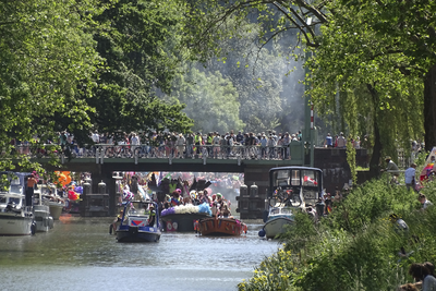 904256 Afbeelding van de botenparade van de Utrecht Pride 2023 in de Stadsbuitengracht te Utrecht, met op de ...